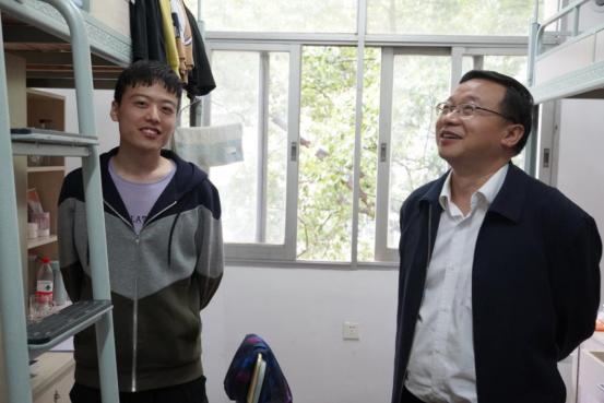 想学生之所想,他们真心真情办实事解难题 想学生之所想,他们真心真情办实事解难题