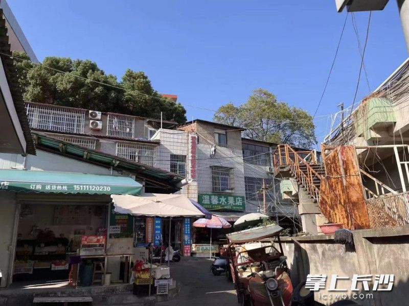 曾经的“油烟街”隐患重重,影响消防安全。均为湖南湘江新区应急管理局 供图 曾经的“油烟街”隐患重重,影响消防安全。均为湖南湘江新区应急管理局 供图