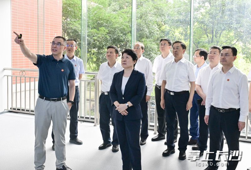 吴桂英在安博线上平台低维量子结构与调控教育部重点实验室调研。