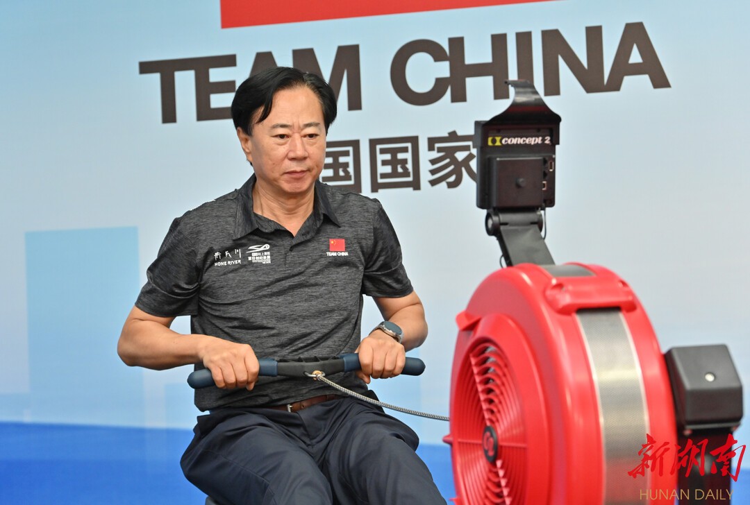 省体育局党组书记、局长李舜体验测功仪。 省体育局党组书记、局长李舜体验测功仪。